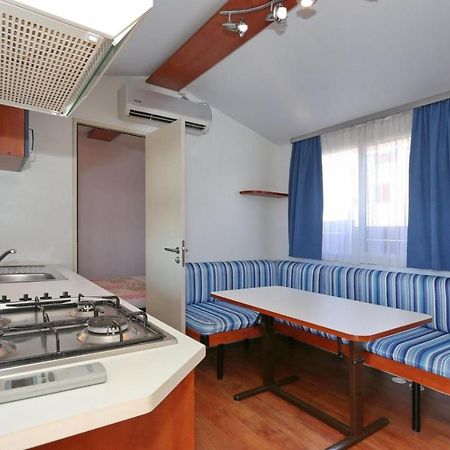 Poolside Mobile Home Турань Екстер'єр фото