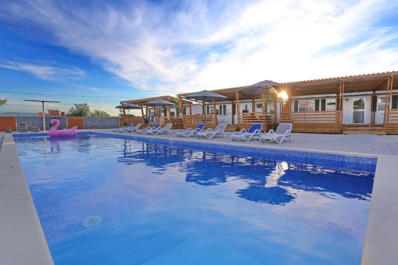 Poolside Mobile Home Турань Екстер'єр фото