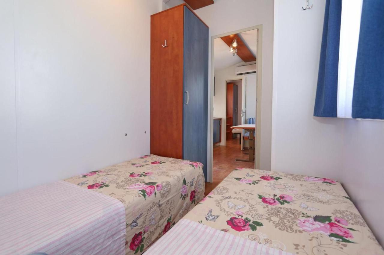 Poolside Mobile Home Турань Екстер'єр фото