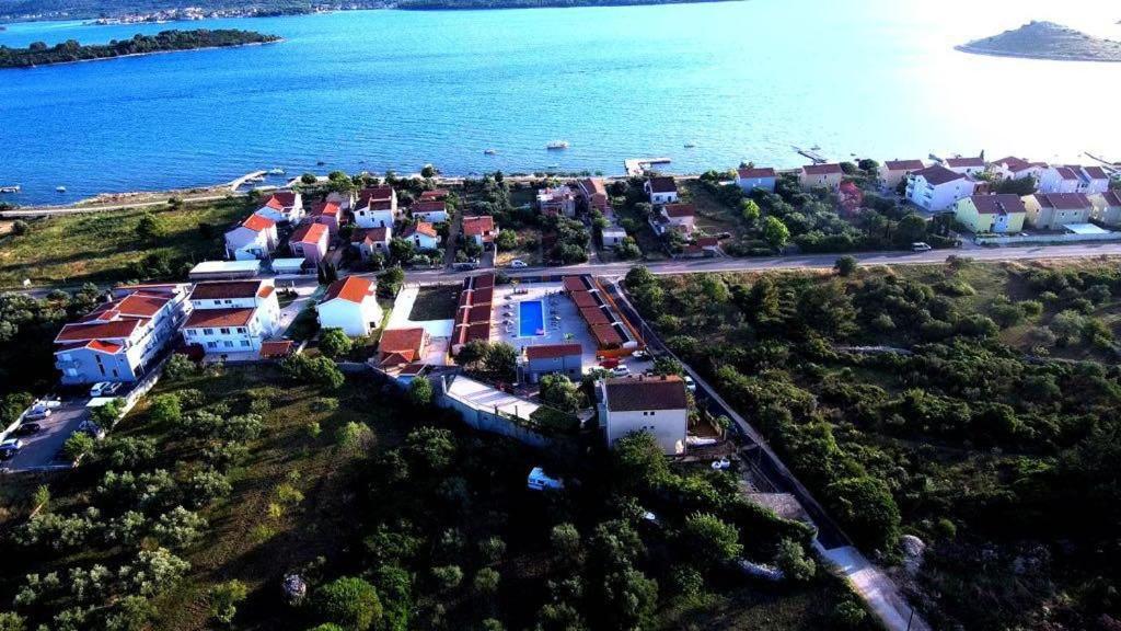 Poolside Mobile Home Турань Екстер'єр фото