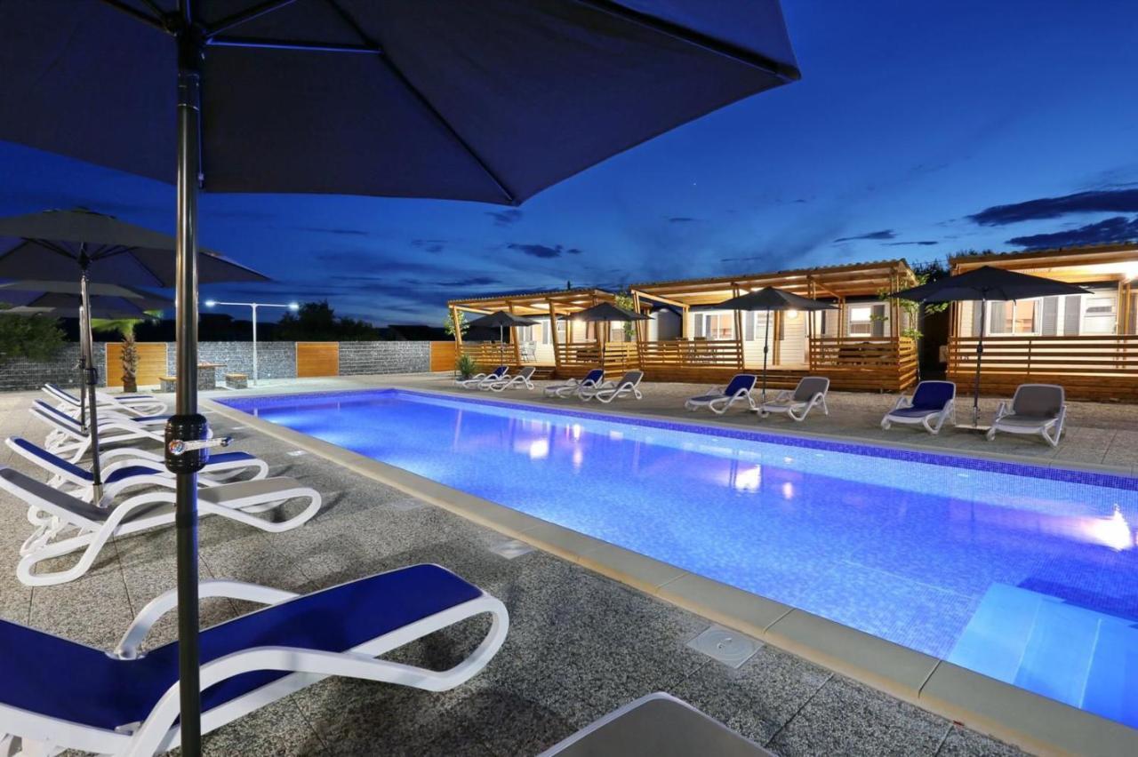 Poolside Mobile Home Турань Екстер'єр фото